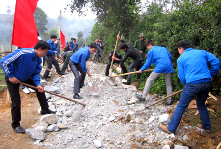 Đoàn viên, thanh niên tham gia tu sửa, nâng cấp tuyến đường Bảo Yên, xã Minh Bảo trong Tháng Thanh niên năm 2012.
(Ảnh: Tuấn Anh)